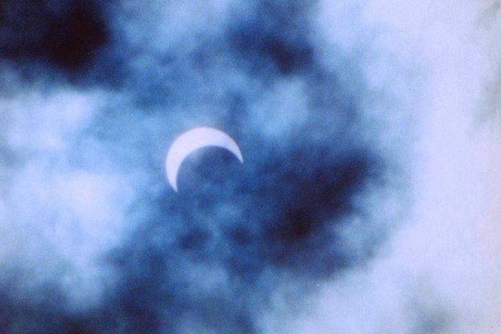 Solar_Eclipse_05_1994_730px_730_487_70_s_c1 A crescent moon through clouds