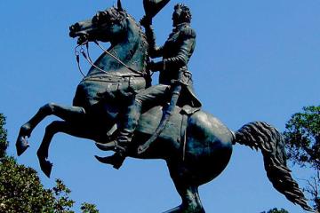 A statue of a man on a horse