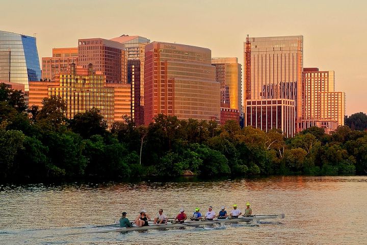 A crew practicing on the Potomac River at Sunrise
