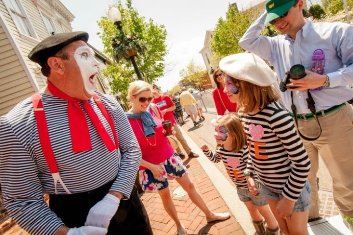 Mime entertaining a family with face paint in Georgetwon.